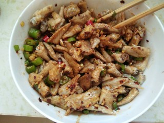 20、爽口鸡翅尖，年夜饭下酒菜,用筷子搅拌均匀，这样腌制10-15分钟入味。
