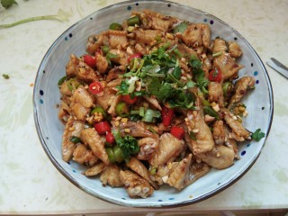 21、爽口鸡翅尖，年夜饭下酒菜,腌制好了，装入盘子中，撒上香菜，即可食用。