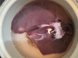1、凉拌猪肝,猪肝洗干净,加入水