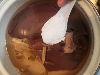 2、凉拌猪肝,放入糖