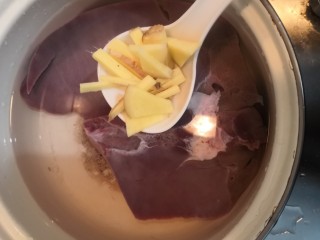 4、凉拌猪肝,放入姜