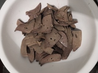 7、凉拌猪肝,把猪肝,放入盆中