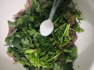 10、凉拌猪肝,放入盐