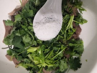 11、凉拌猪肝,放入糖