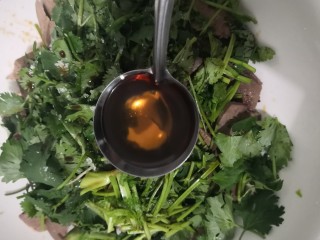 13、凉拌猪肝,放入麻油