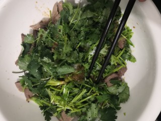 15、凉拌猪肝,用筷子,搅拌均匀