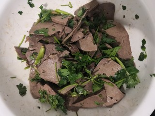 16、凉拌猪肝,搅拌均匀后,腌制30分钟