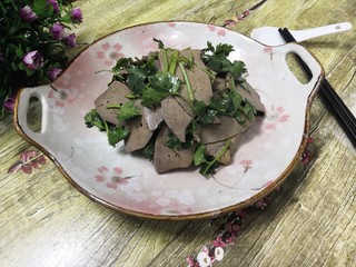 17、凉拌猪肝,时间到,即可盛出,上桌