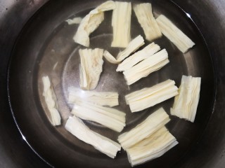 3、凉拌腐竹黄瓜,用凉水泡二十分钟