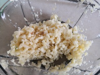 5、凉拌腐竹黄瓜,剁成蒜泥