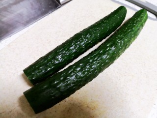 6、凉拌腐竹黄瓜,黄瓜掐头去尾