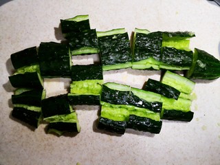 8、凉拌腐竹黄瓜,然后斯文的切段。