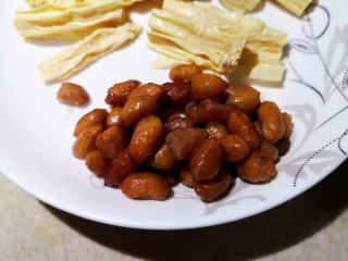 10、凉拌腐竹黄瓜,加一些炸花生米