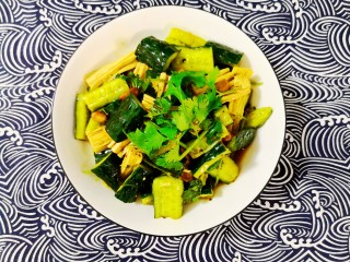 17、凉拌腐竹黄瓜,拌好出盘。