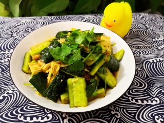 18、凉拌腐竹黄瓜,对了,还有香菜忘记拍照了。放入香菜哦。味道清新。