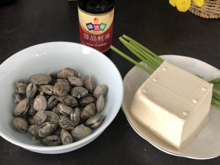 1、花蛤豆腐汤,准备好所有食材，花蛤要吐干净沙子，不然会牙碜