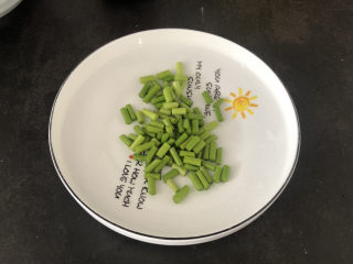 2、花蛤豆腐汤,蒜苔切小碎丁