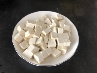 4、花蛤豆腐汤,豆腐选择嫩豆腐，切成小方块