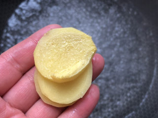 5、花蛤豆腐汤,锅中烧水，放入几片姜片去腥味