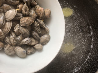 6、花蛤豆腐汤,倒入洗干净吐干净沙的花蛤焯水