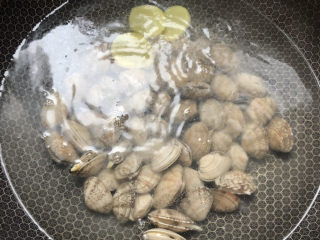 7、花蛤豆腐汤,焯水至打开就捞起，不用焯水太久容易老