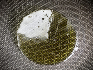 8、花蛤豆腐汤,锅中倒入少许油加热