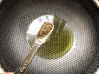 9、花蛤豆腐汤,放入少许花椒粉