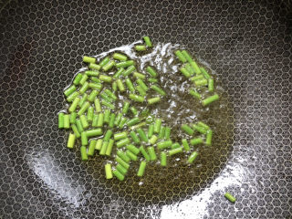 10、花蛤豆腐汤,倒入蒜苔翻炒