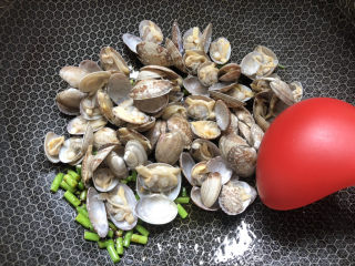 12、花蛤豆腐汤,放入花蛤