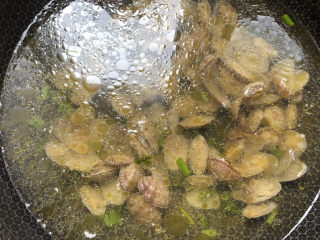 13、花蛤豆腐汤,加水，可以加多一些，汤很鲜