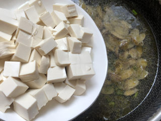 14、花蛤豆腐汤,锅开后加入豆腐块煮3-4分钟