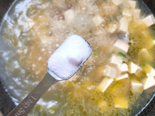 15、花蛤豆腐汤,起锅前加入一勺盐