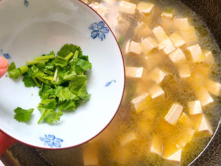 16、花蛤豆腐汤,撒入香菜
