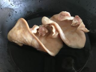 1、红油猪耳,猪耳去掉杂质焯水