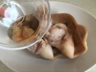 2、红油猪耳,放入料酒去腥