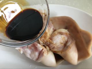 4、红油猪耳,放一点老抽上色