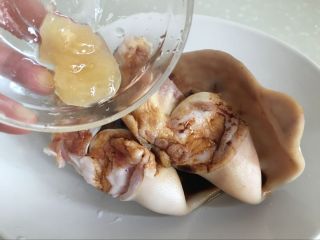 5、红油猪耳,倒入适量的蜂蜜