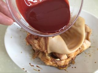 6、红油猪耳,少许南乳汁