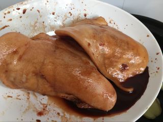 7、红油猪耳,反复按摩猪耳，让调料均匀分布