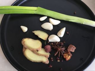 8、红油猪耳,准备配料，葱姜蒜，大料、花椒还有一点山楂干