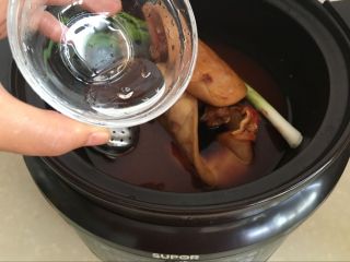 11、红油猪耳,放入少许的醋