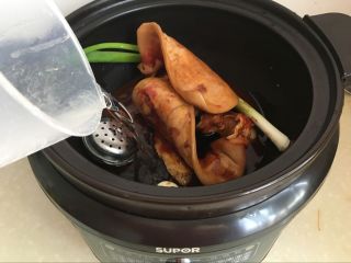 14、红油猪耳,少许清水