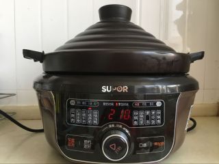 15、红油猪耳,盖上锅盖，启动电源，选择红烧蹄筋键