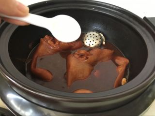 16、红油猪耳,出锅前10分钟放入少许的盐调味