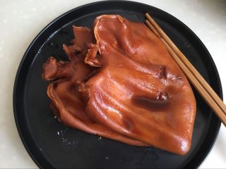 17、红油猪耳,捞出猪耳放凉