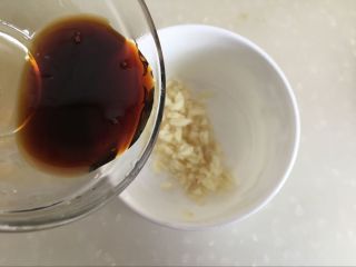 18、红油猪耳,准备少许蒜泥，倒一点生抽