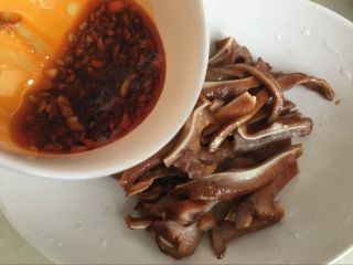 20、红油猪耳,搅拌均匀，放到切丝的猪耳上