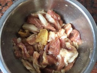 3、炒三丝,猪肉加入姜片，盐，生抽，白糖，生粉调味