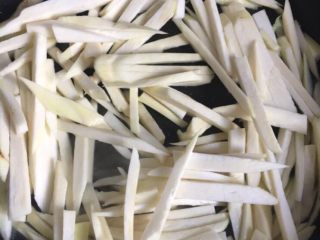 4、炒三丝,热锅放入笋丝翻炒几下