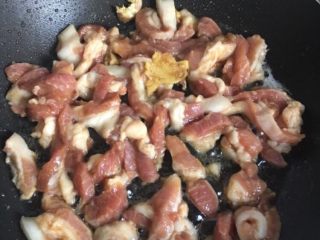 6、炒三丝,热锅放油，倒入猪肉，煎至两面金黄，加入清水